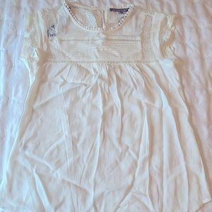 Danielrainn Blouse in White with beautiful lace detail